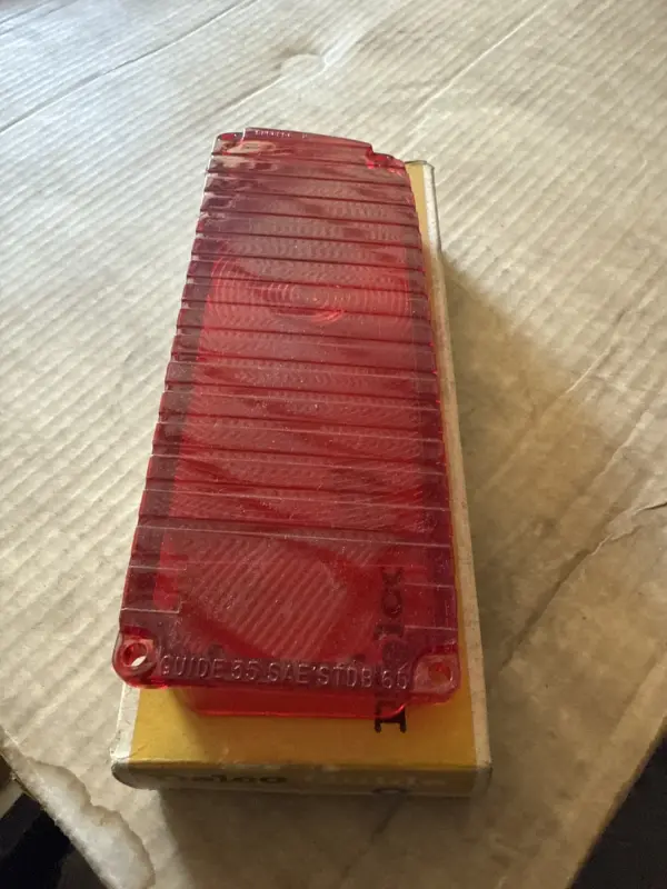 Oldsmobile 1965 88 höger övre lampglas NOS