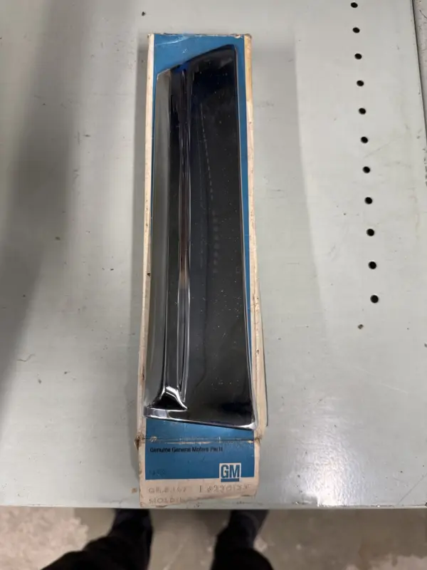 NOS 1967 cutlass vänster framskärmslist